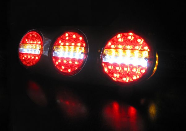 Qiping 2 x PKW Anhänger Rückleuchten Rund LED Wasserdicht Rücklicht Runde  12V 24V LKW Hamburger Rücklichter Wohnwagen Heckleuchte mit E-mark :  : Auto & Motorrad